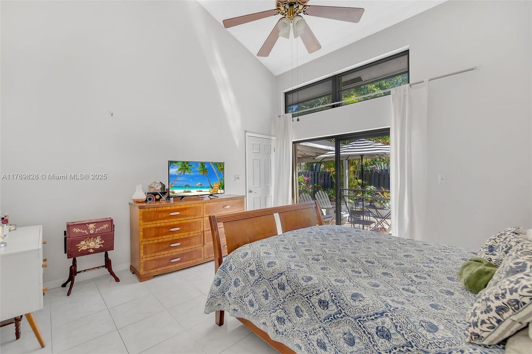 Недавно продано: $315,000 (2 спален, 2 ванн, 1012 Квадратных фут)