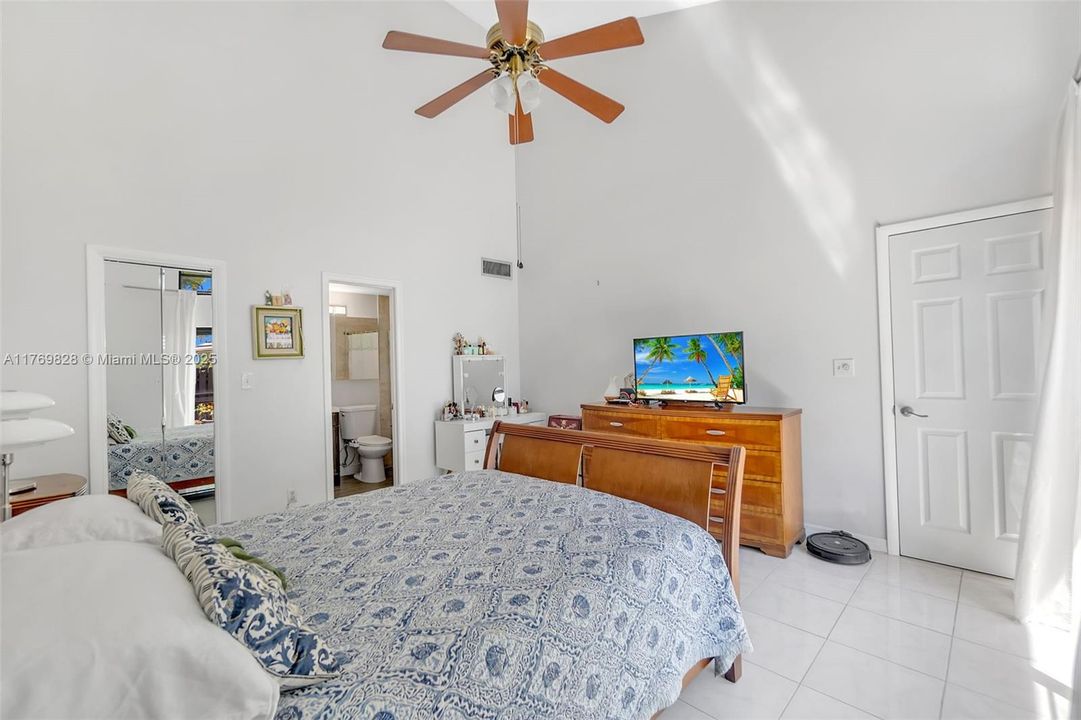 Недавно продано: $315,000 (2 спален, 2 ванн, 1012 Квадратных фут)