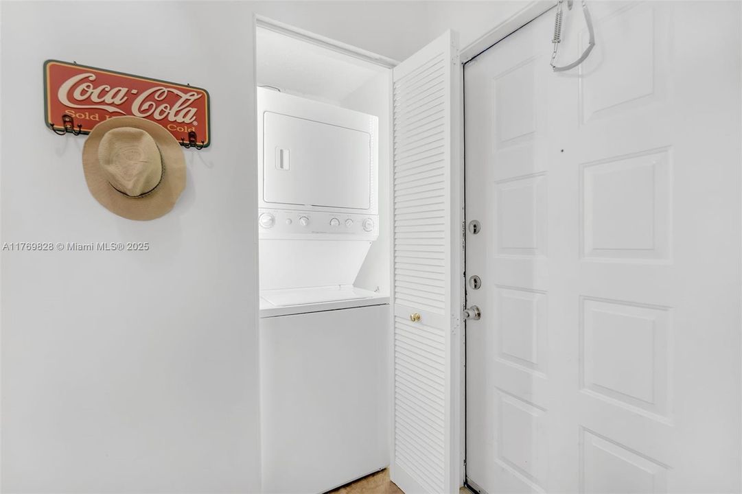 Недавно продано: $315,000 (2 спален, 2 ванн, 1012 Квадратных фут)