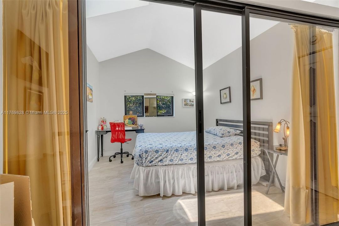 Недавно продано: $315,000 (2 спален, 2 ванн, 1012 Квадратных фут)