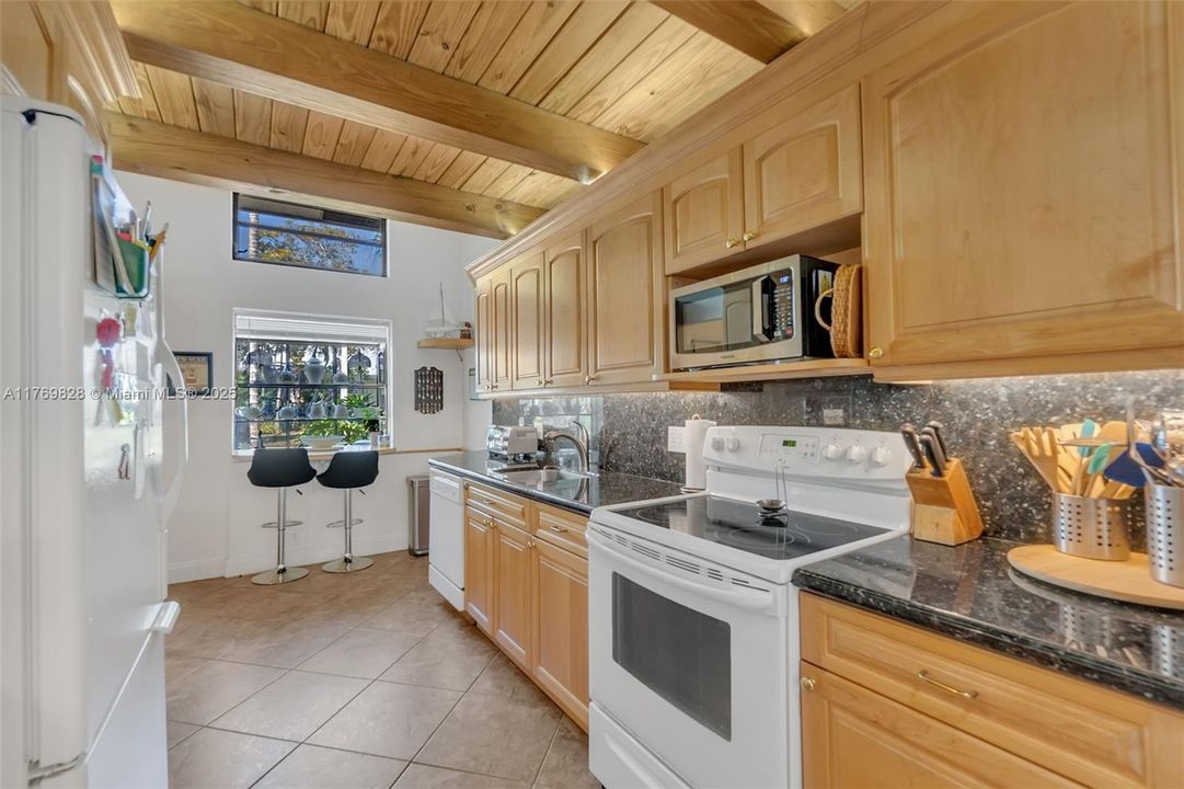 Недавно продано: $315,000 (2 спален, 2 ванн, 1012 Квадратных фут)