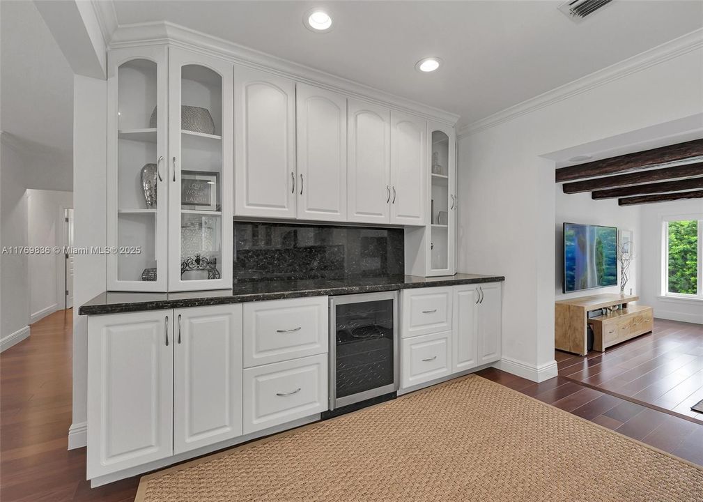 Recently Rented: $8,000 (3 beds, 3 baths, 1824 Square Feet)