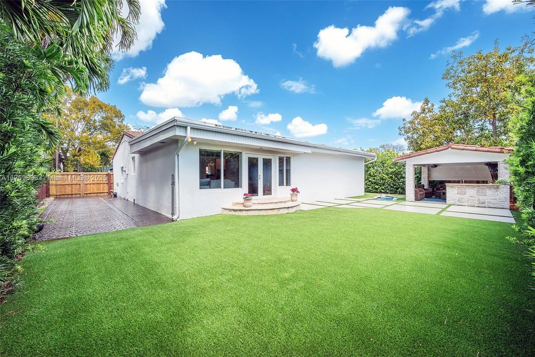 Recently Rented: $8,000 (3 beds, 3 baths, 1824 Square Feet)