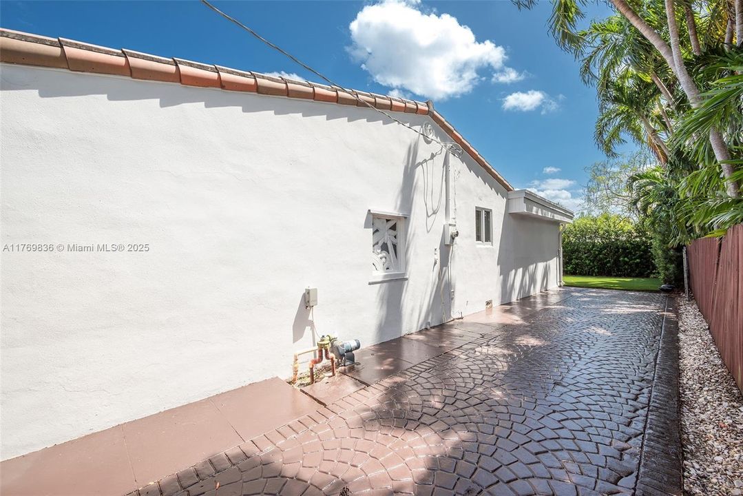 Recently Rented: $8,000 (3 beds, 3 baths, 1824 Square Feet)