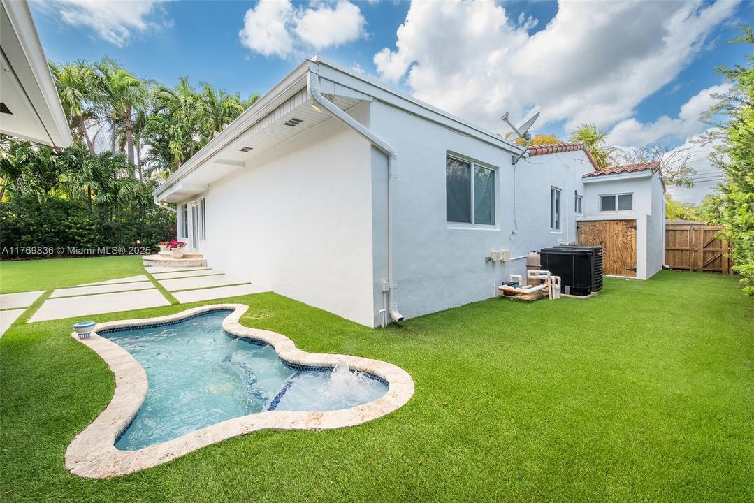 Recently Rented: $8,000 (3 beds, 3 baths, 1824 Square Feet)