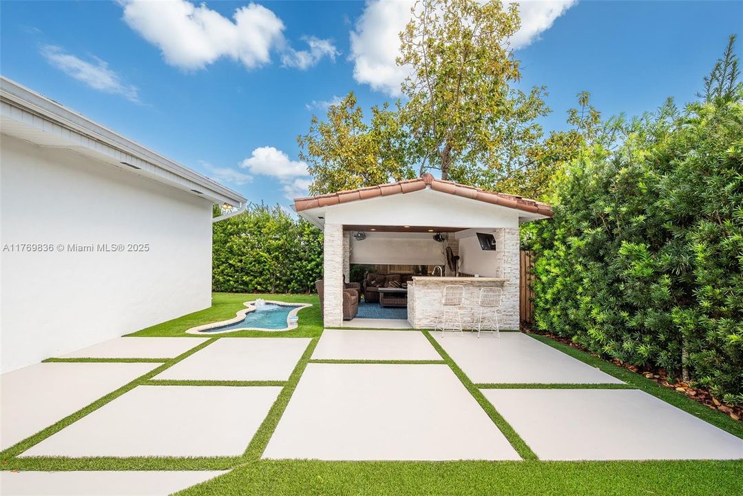 Recently Rented: $8,000 (3 beds, 3 baths, 1824 Square Feet)