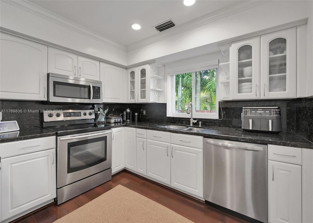 Recently Rented: $8,000 (3 beds, 3 baths, 1824 Square Feet)