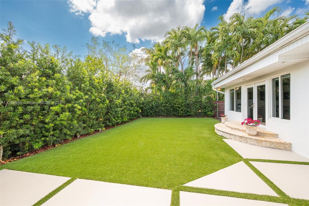 Recently Rented: $8,000 (3 beds, 3 baths, 1824 Square Feet)