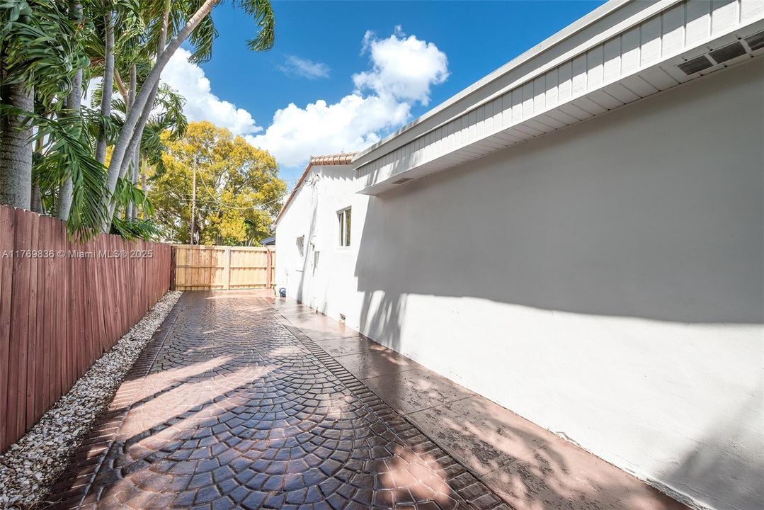 Recently Rented: $8,000 (3 beds, 3 baths, 1824 Square Feet)