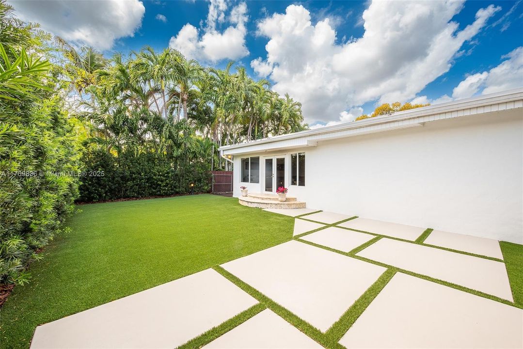 Recently Rented: $8,000 (3 beds, 3 baths, 1824 Square Feet)