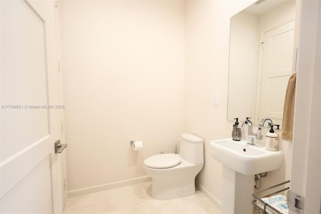 待售: $1,450,000 (2 贝兹, 2 浴室, 1534 平方英尺)