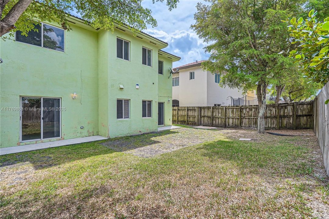 最近售出: $568,000 (3 贝兹, 2 浴室, 2077 平方英尺)