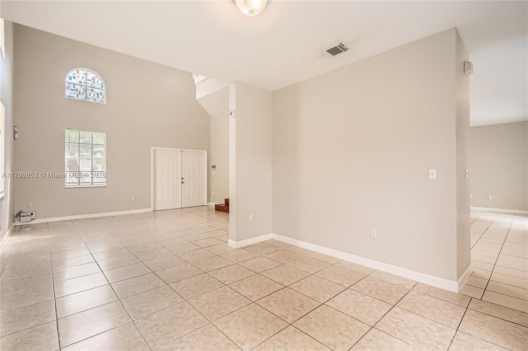 最近售出: $568,000 (3 贝兹, 2 浴室, 2077 平方英尺)