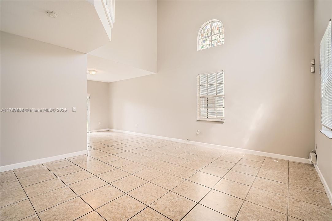 最近售出: $568,000 (3 贝兹, 2 浴室, 2077 平方英尺)