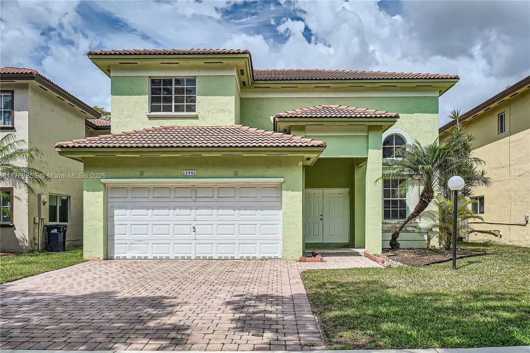 最近售出: $568,000 (3 贝兹, 2 浴室, 2077 平方英尺)