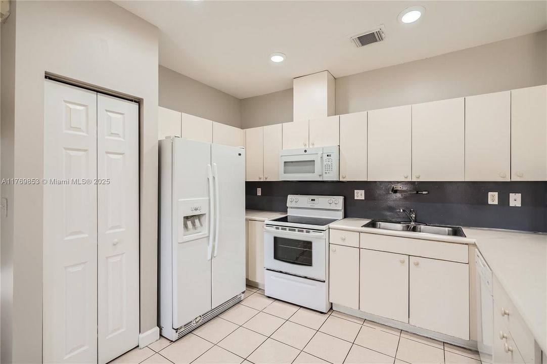 最近售出: $568,000 (3 贝兹, 2 浴室, 2077 平方英尺)