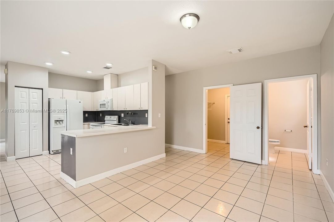 最近售出: $568,000 (3 贝兹, 2 浴室, 2077 平方英尺)