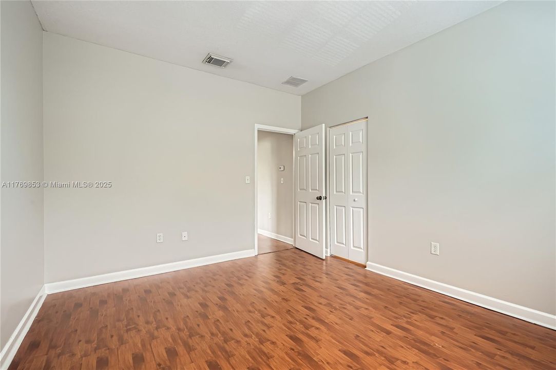 最近售出: $568,000 (3 贝兹, 2 浴室, 2077 平方英尺)