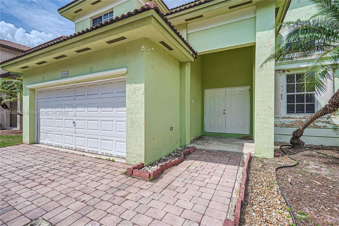 最近售出: $568,000 (3 贝兹, 2 浴室, 2077 平方英尺)