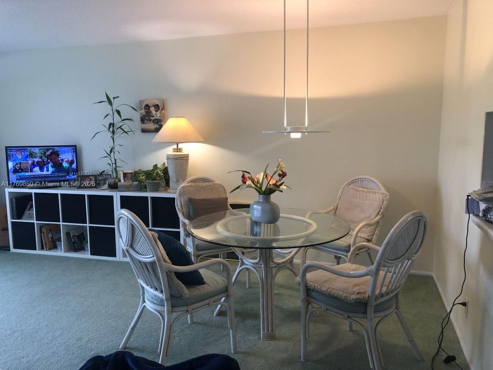 待售: $149,500 (1 贝兹, 1 浴室, 785 平方英尺)