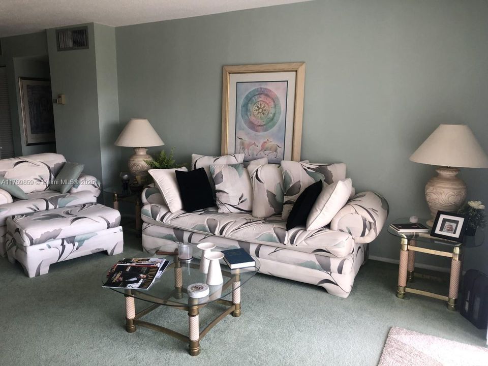 待售: $149,500 (1 贝兹, 1 浴室, 785 平方英尺)