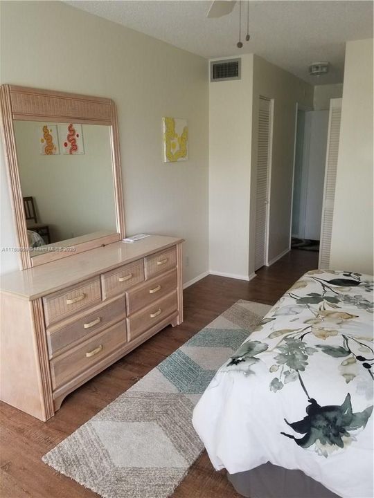 待售: $149,500 (1 贝兹, 1 浴室, 785 平方英尺)