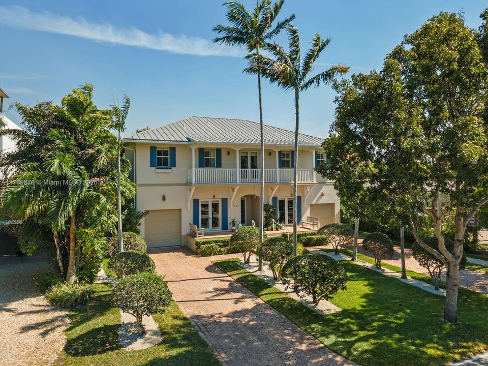 Недавно продано: $5,250,000 (5 спален, 6 ванн, 3650 Квадратных фут)