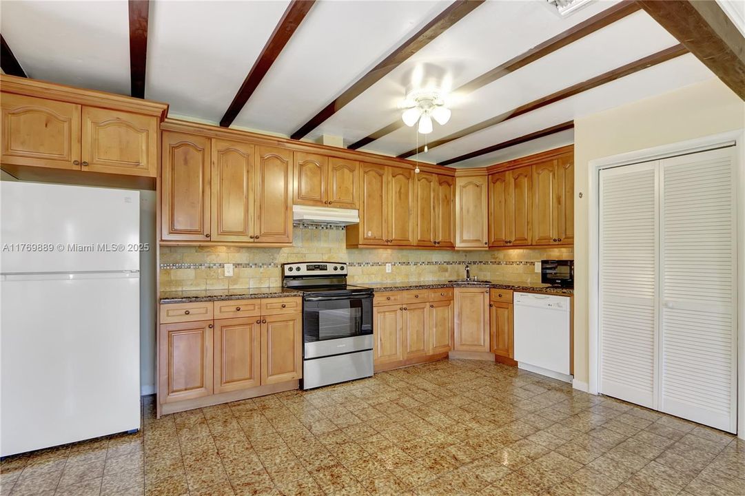 For Sale: $849,000 (5 beds, 4 baths, 2251 Square Feet)