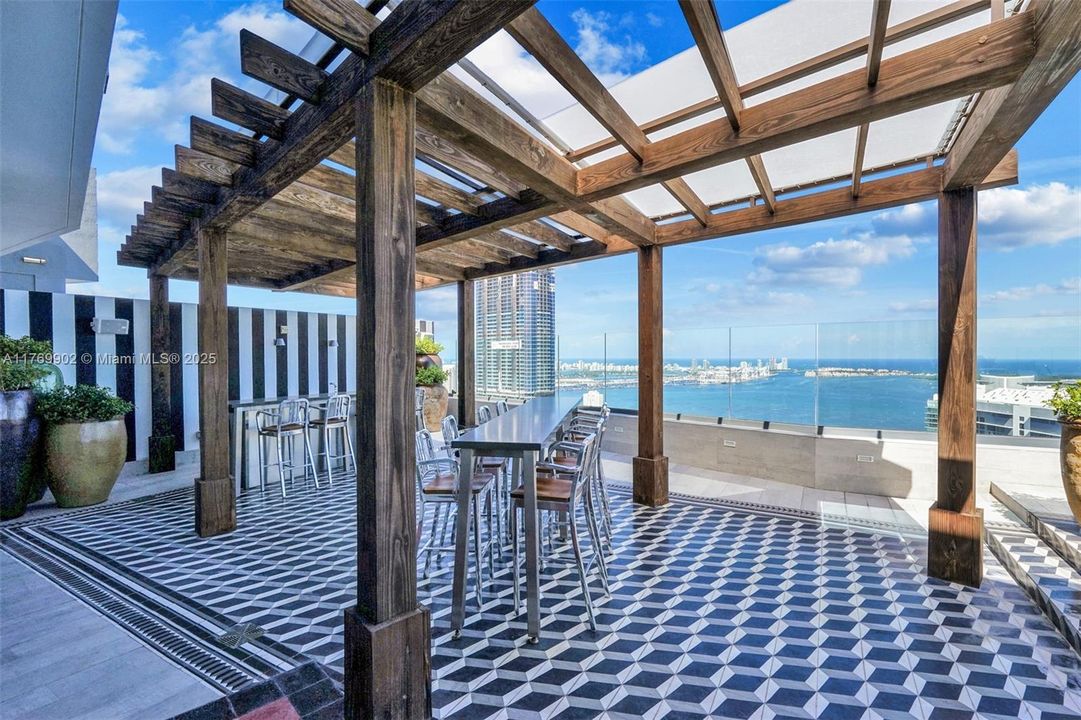 Recently Sold: $565,000 (1 beds, 1 baths, 649 Square Feet)