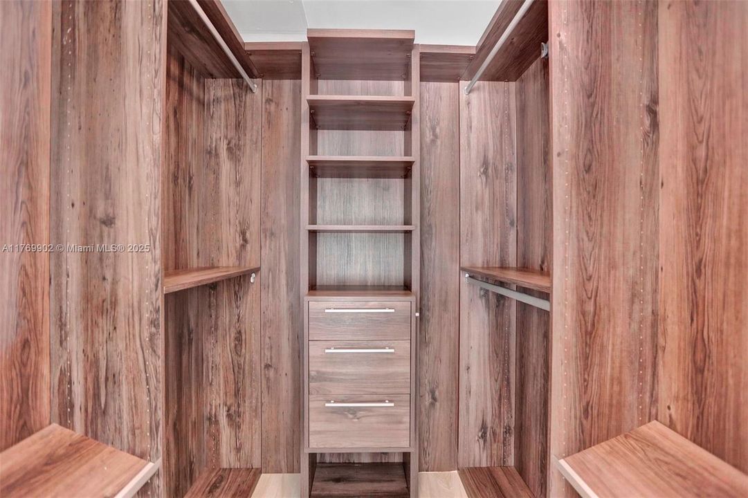 Recently Sold: $565,000 (1 beds, 1 baths, 649 Square Feet)