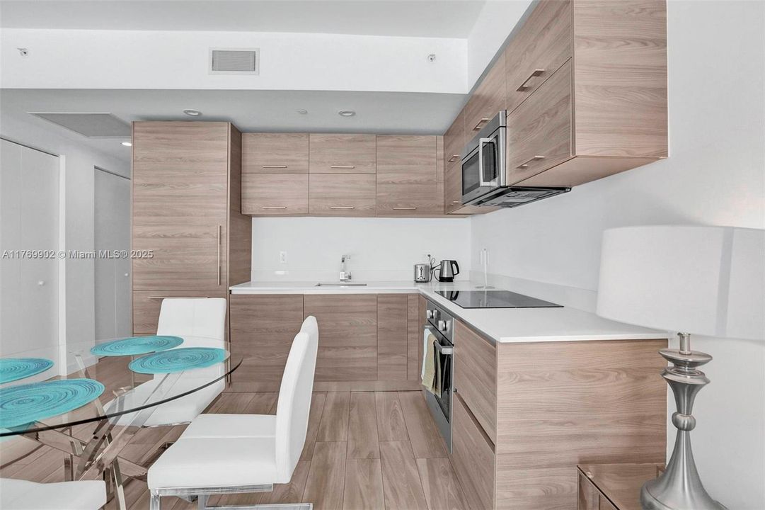 Recently Sold: $565,000 (1 beds, 1 baths, 649 Square Feet)