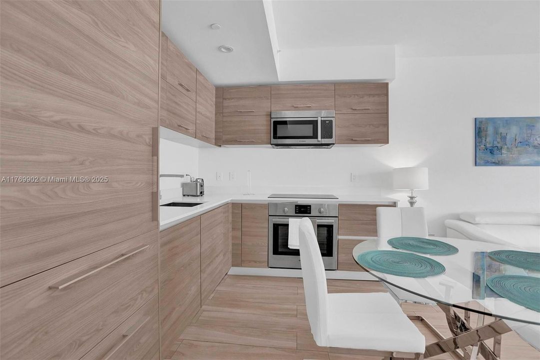 Recently Sold: $565,000 (1 beds, 1 baths, 649 Square Feet)