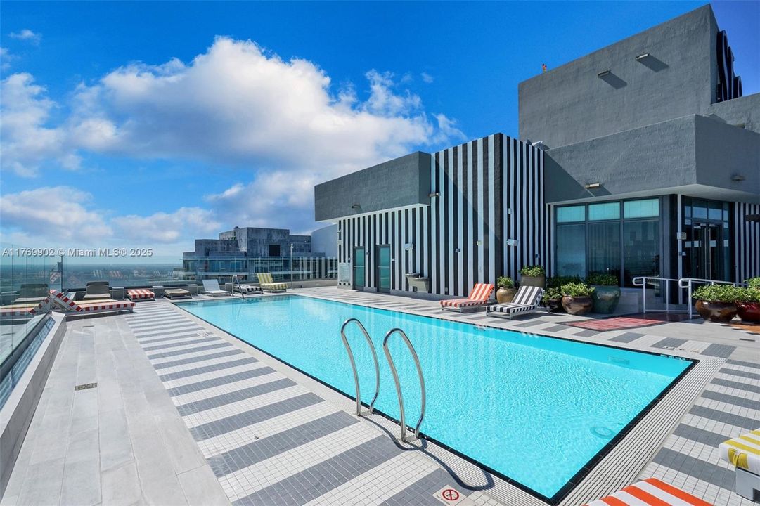 Recently Sold: $565,000 (1 beds, 1 baths, 649 Square Feet)