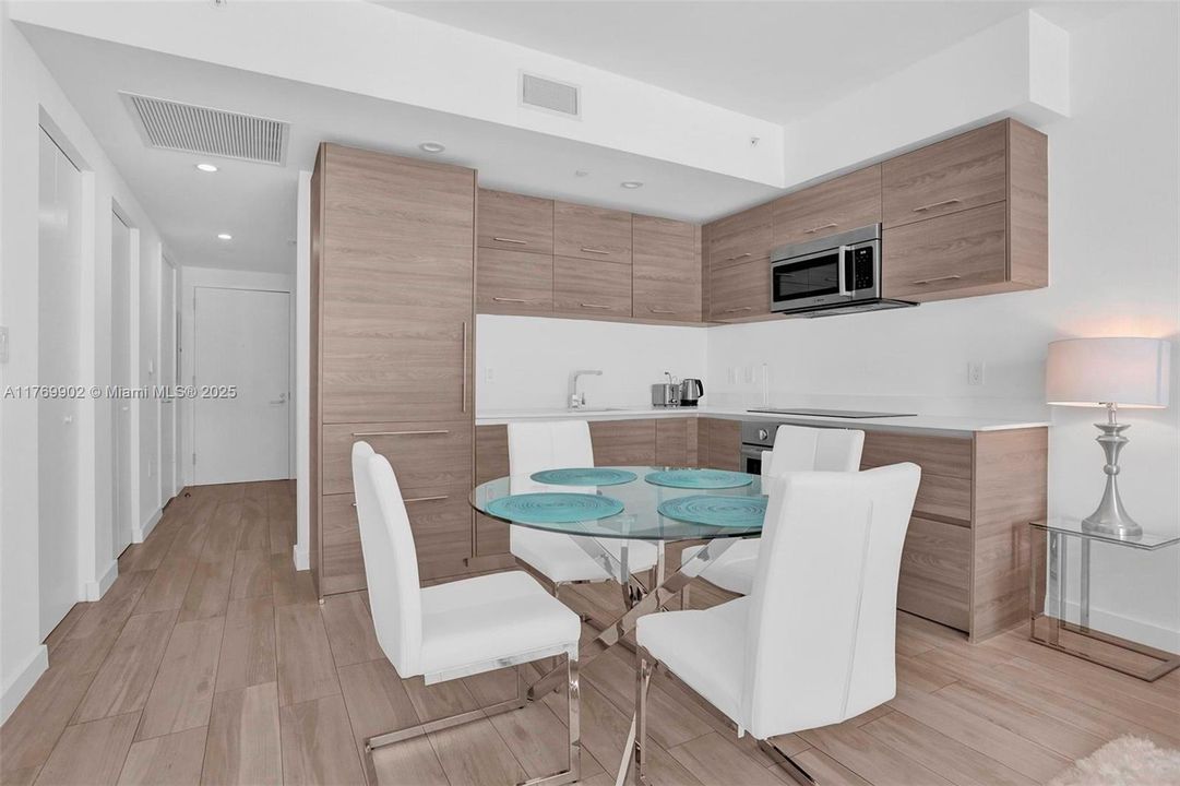 Recently Sold: $565,000 (1 beds, 1 baths, 649 Square Feet)