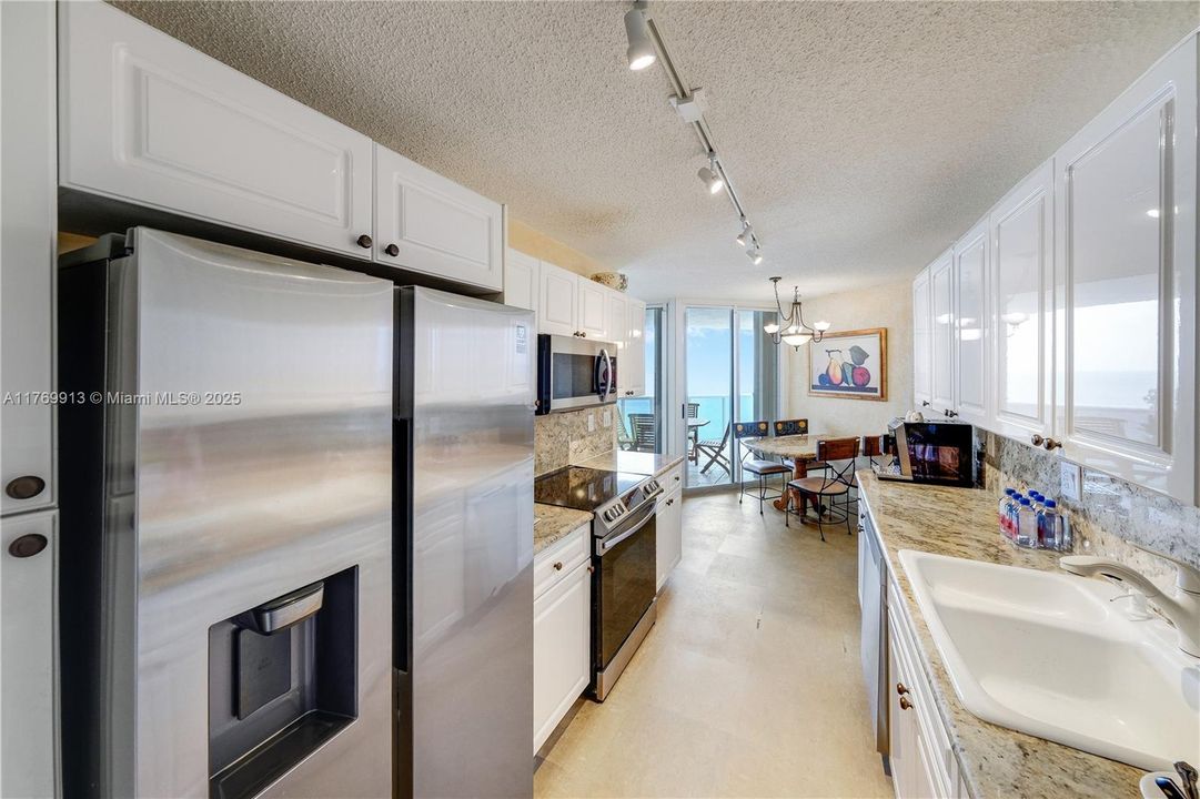 Recently Sold: $999,000 (2 beds, 2 baths, 1530 Square Feet)