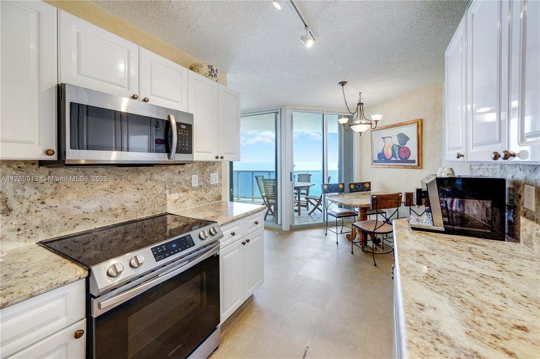 Recently Sold: $999,000 (2 beds, 2 baths, 1530 Square Feet)