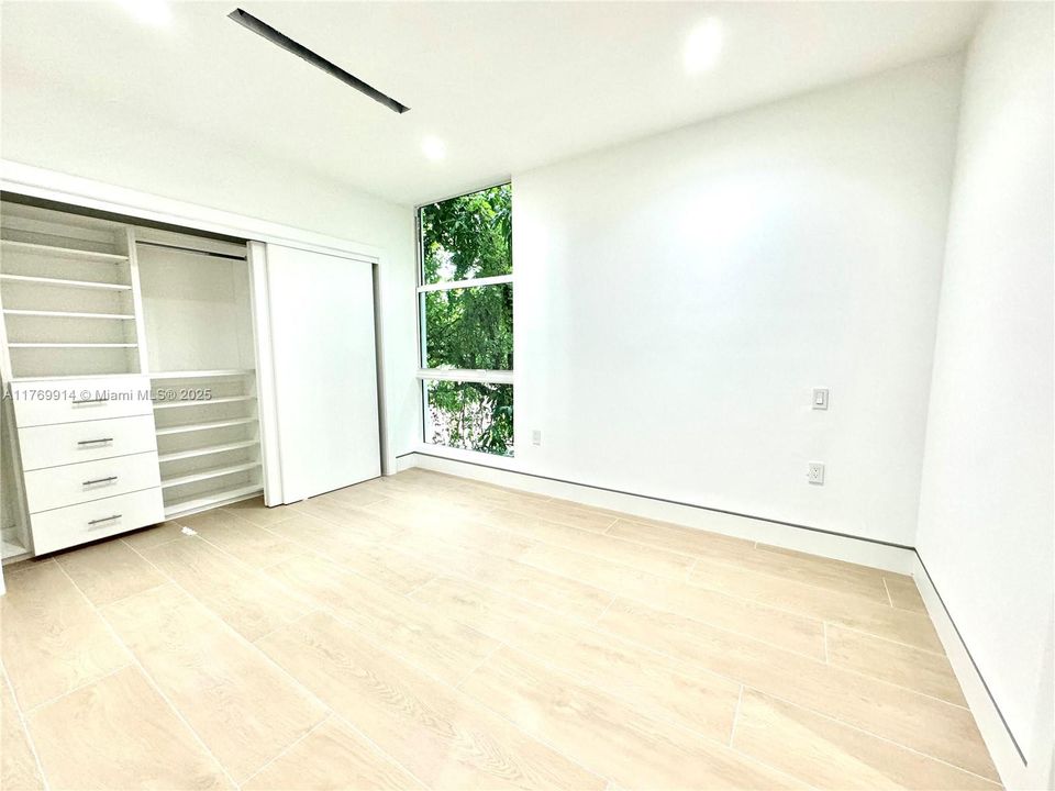 Recently Rented: $5,000 (3 beds, 3 baths, 2484 Square Feet)