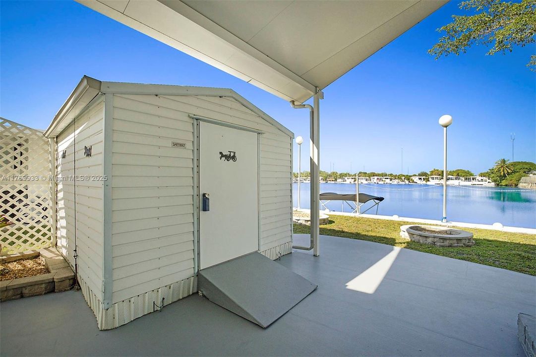 На продажу: $289,900 (2 спален, 2 ванн, 1055 Квадратных фут)