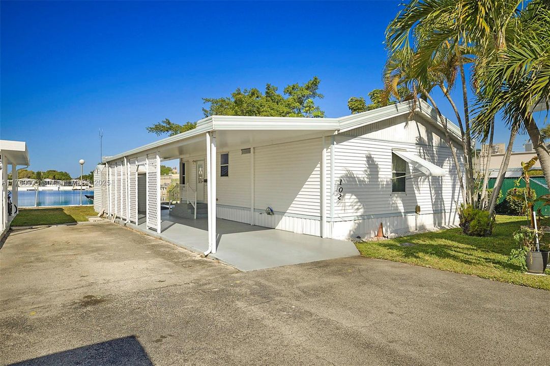 На продажу: $289,900 (2 спален, 2 ванн, 1055 Квадратных фут)