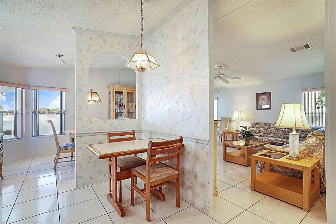 На продажу: $289,900 (2 спален, 2 ванн, 1055 Квадратных фут)