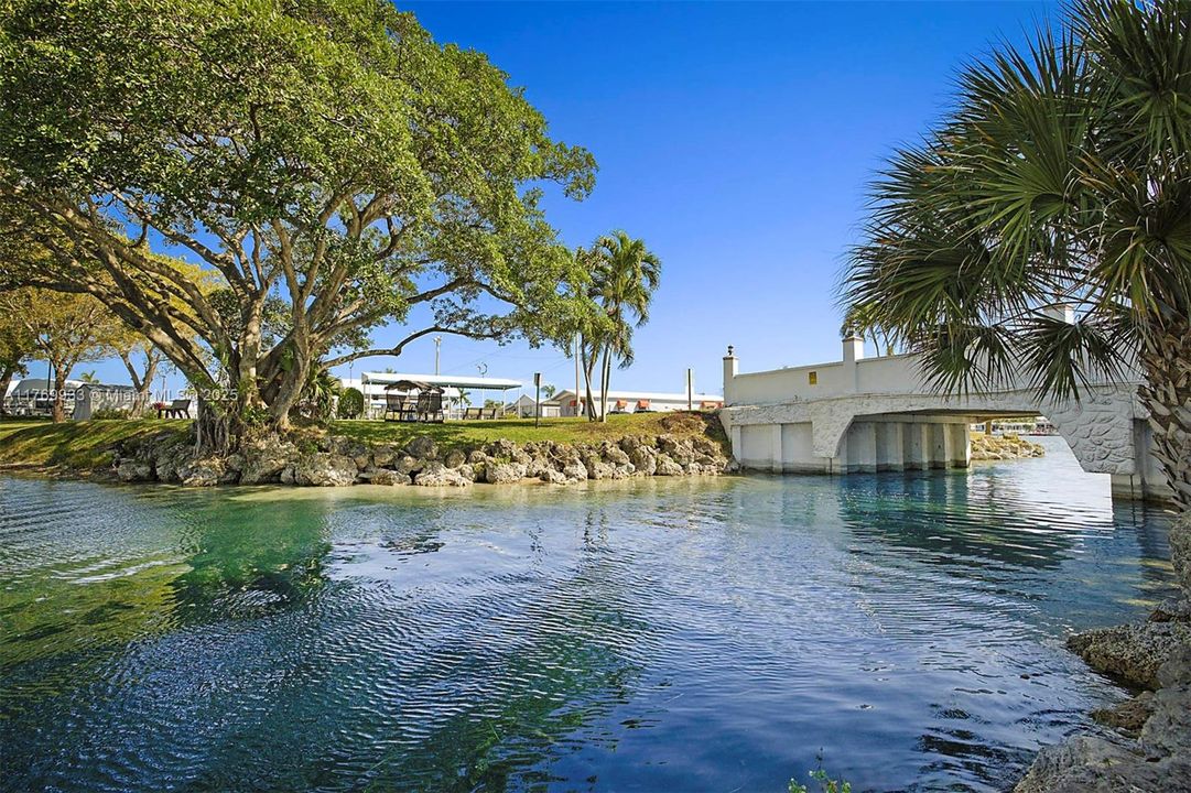 На продажу: $289,900 (2 спален, 2 ванн, 1055 Квадратных фут)