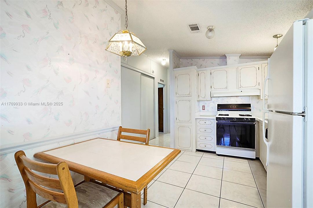 На продажу: $289,900 (2 спален, 2 ванн, 1055 Квадратных фут)