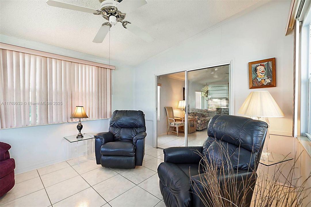 На продажу: $289,900 (2 спален, 2 ванн, 1055 Квадратных фут)