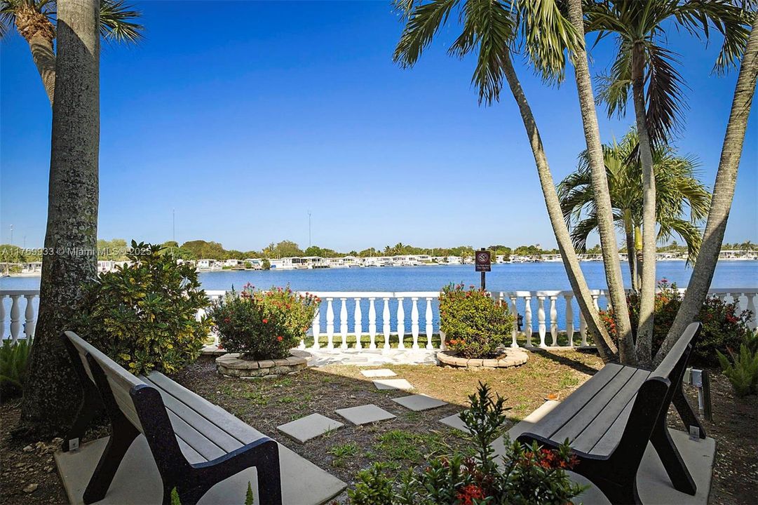 На продажу: $289,900 (2 спален, 2 ванн, 1055 Квадратных фут)