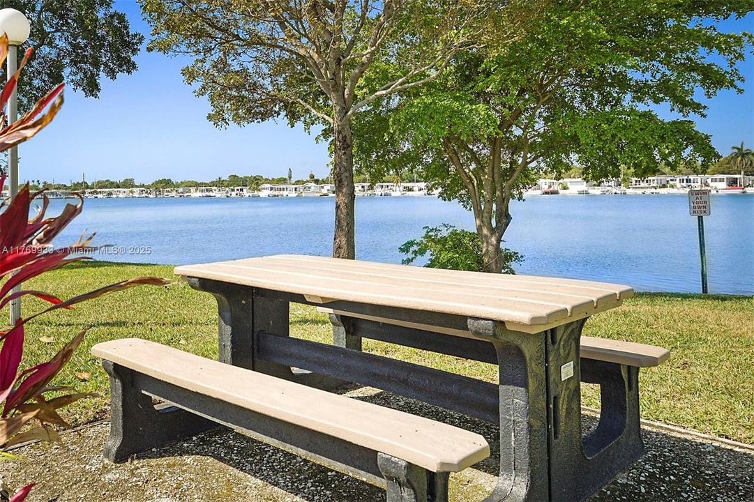 На продажу: $289,900 (2 спален, 2 ванн, 1055 Квадратных фут)