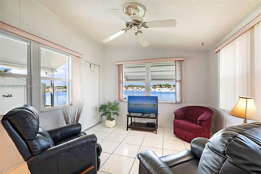 На продажу: $289,900 (2 спален, 2 ванн, 1055 Квадратных фут)