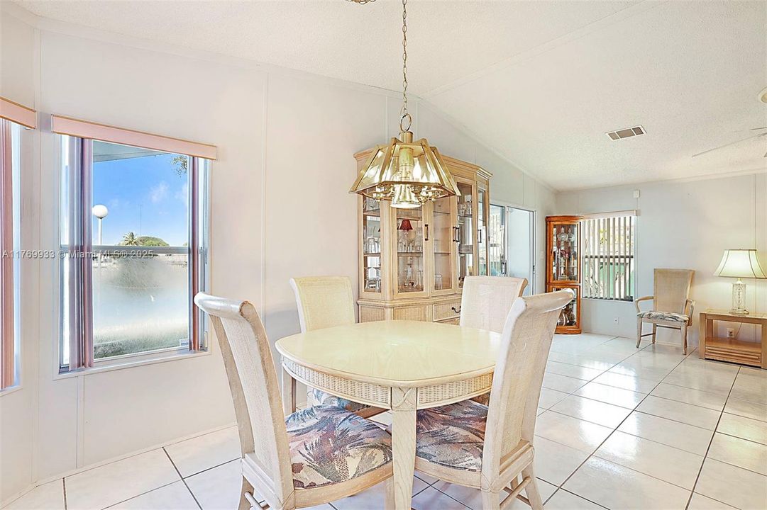 На продажу: $289,900 (2 спален, 2 ванн, 1055 Квадратных фут)