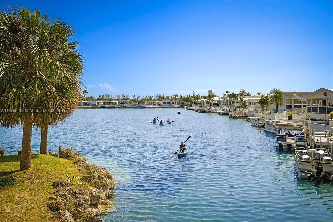 На продажу: $289,900 (2 спален, 2 ванн, 1055 Квадратных фут)