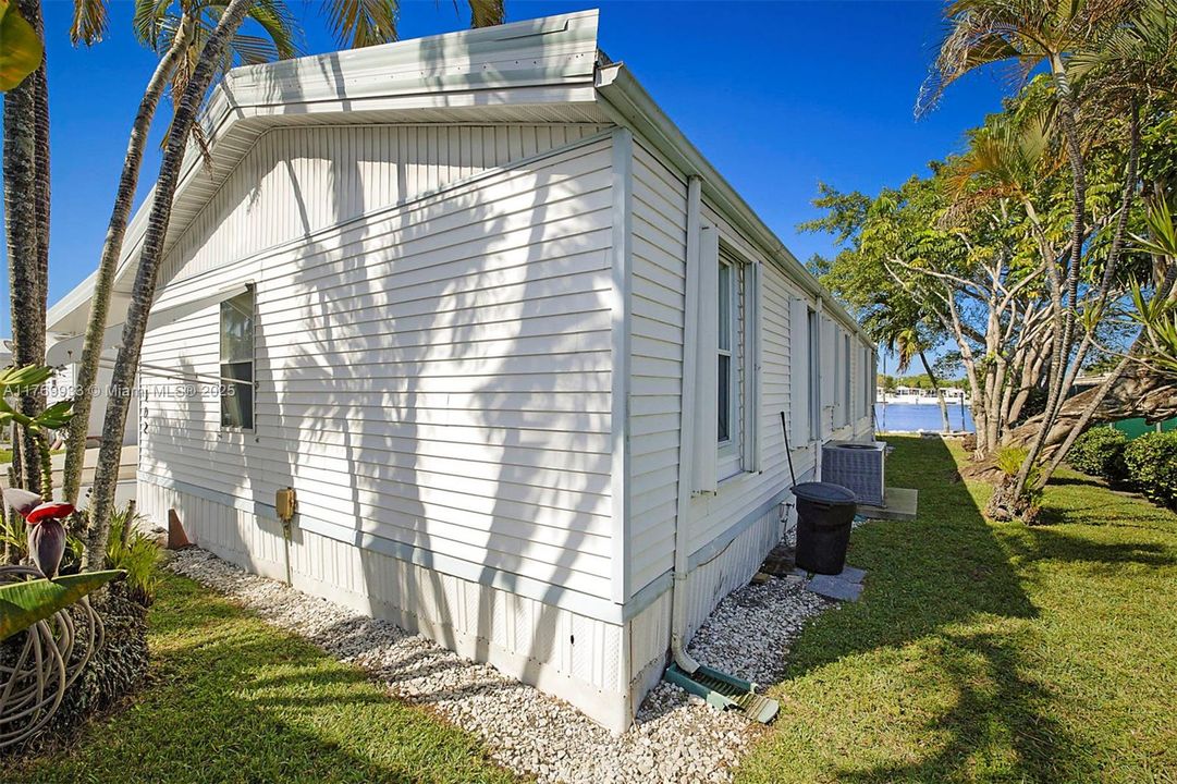 На продажу: $289,900 (2 спален, 2 ванн, 1055 Квадратных фут)