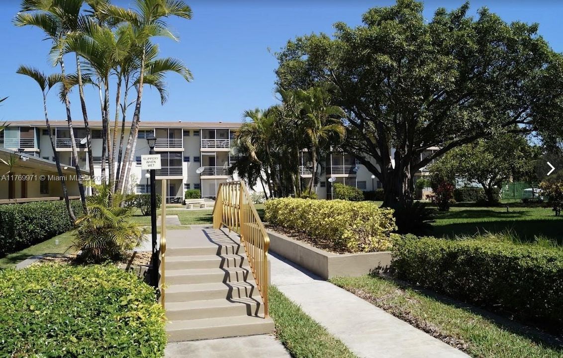 Под контрактом: $62,000 (1 спален, 1 ванн, 688 Квадратных фут)